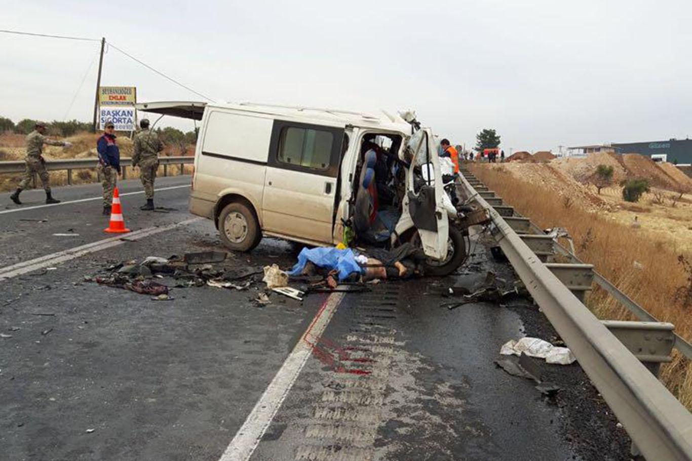 Kamyon minibüs kafa kafaya çarpıştı: 5 ölü